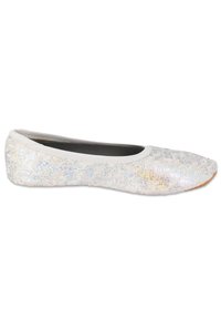 Ballerines blanches avec une texture en sequins irisés, bout rond et bord élastiqué ; dotées d'une doublure intérieure lisse et d'une semelle flexible.