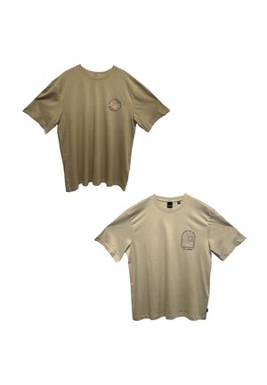 Khakifarbene Baumwoll-T-Shirt mit kurzen Ärmeln, ausgestattet mit bedruckten Grafiken auf der linken Brust. Weicher Stoff, lockere Passform und Rundhalsausschnitt.