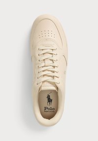 Beige lädersneakers, rund tå, perforerad design, platta snörning, märkesinredning, sidologotyp, sl ät yta, avslappnad stil.