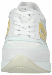 Hvid sneaker med gule og lyseblå accenter. Har en tekstureret ruskindsoverdel, snørelukning og en gummisål med en rund hæl.