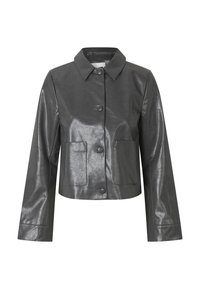 Veste courte en simili cuir gris avec un col droit, fermeture à boutons sur le devant et deux poches plaquées à l'avant. Texture lisse.