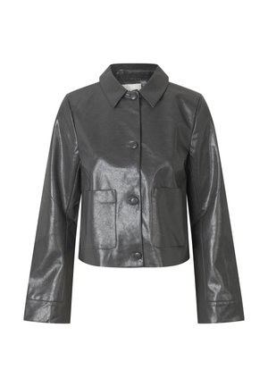 Harmaa tekonahkainen lyhyt takki suoralinjaisella kauluksella, edessä nappikiinnitys ja kaksi läpällistä taskua. Sileä pintakuvio.