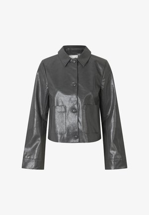 Veste courte en simili cuir gris avec un col droit, fermeture à boutons sur le devant et deux poches plaquées à l'avant. Texture lisse.