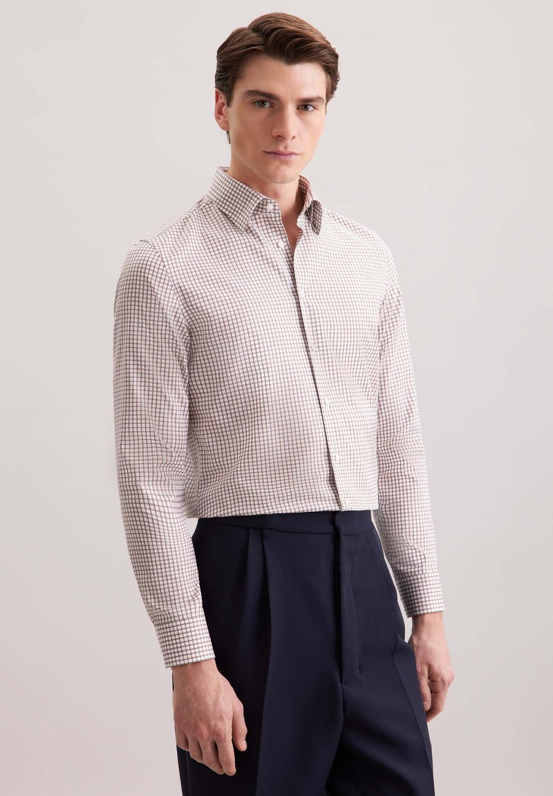 Camicia a maniche corte a scacchi bianca con motivo a griglia rosso e blu. Presenta un colletto button-down e una vestibilità slim. Tessuto dalla texture liscia.