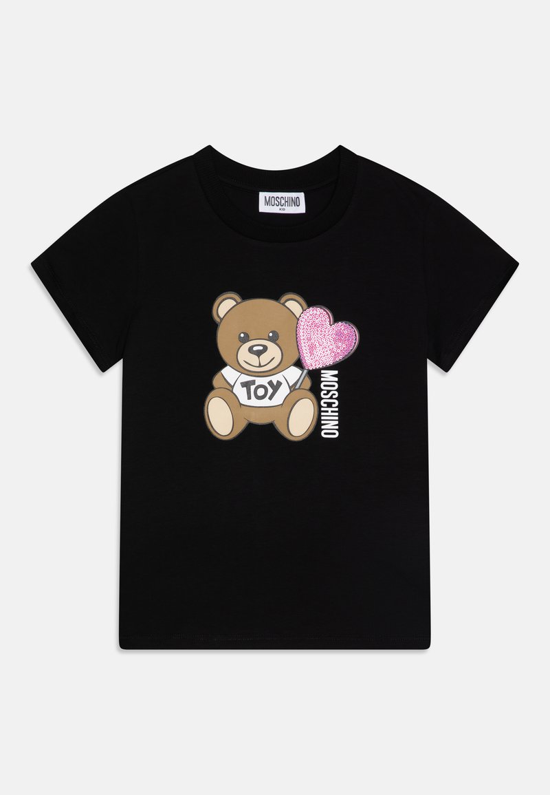 Schwarzes T-Shirt mit einem Cartoon-Bear, der ein "TOY"-T-Shirt und ein funkelndes rosa Herz trägt. Glatte Textur mit kurzen Ärmeln und rundem Ausschnitt.