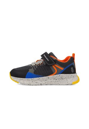 Zapatilla deportiva negra y gris con detalles naranjas y azules, suela blanca moteada, cordones y una correa negra con la etiqueta "biomecanics."