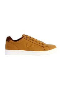 Baskets en cuir tan avec une finition lisse, semelle en caoutchouc blanche, accents marron et logo en relief sur le côté et le talon.