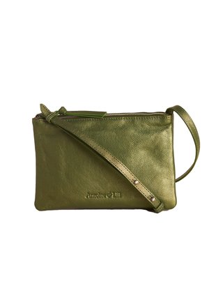 Kleine olivgrüne Leder-Umhängetasche mit verstellbarem Trageriemen und Reißverschluss, mit geprägt Logo „Annie & Lilli“ vorne.