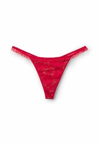 String rouge en dentelle avec motif floral, doté d'un bord en volants et d'une texture transparente. Conçu avec une couverture minimale et un dos en tanga.