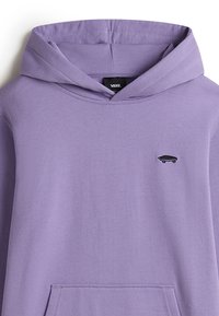 Lila Kapuzenpullover aus weichem Stoff. Verfügt über eine Kängurutasche und ein kleines schwarzes Skateboard-Logo auf der Brust.