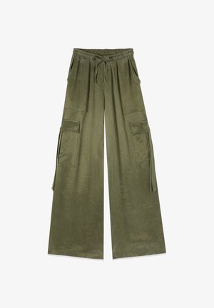 Oliivinvihreät leveälahkeiset cargo-housut, joissa nyöritys vyötäröllä ja useita läppätaskuja edessä ja sivuilla, esitettynä tasaisena valkoisella taustalla.