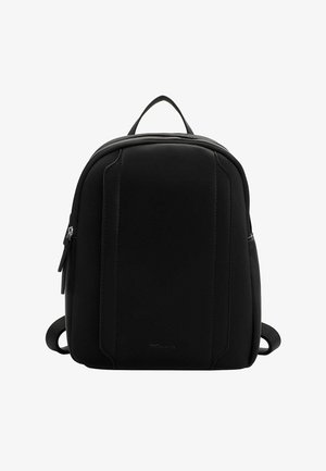 Czarny plecak o gładkiej fakturze, eleganckim designie, wyściełanym tylnym panelu, podwójnych paskach na ramiona oraz górnym uchwycie. Posiada subtelne logo.