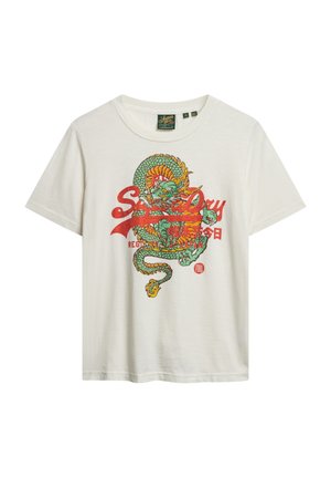 T-shirt en coton blanc avec un graphique de dragon vibrant en vert, orange et rouge, accompagné du texte "Superdry" et d'un détail de logo circulaire.