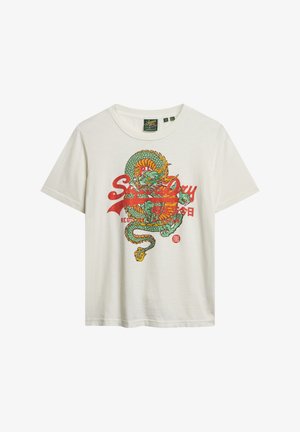 Witte katoenen t-shirt met een levendige draakafbeelding in groen, oranje en rood, met de tekst "Superdry" en een cirkelvormig logo-detail.