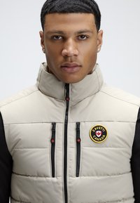 Alessandro Zavetti ZAVETTI CANADA OSHAWA 3.0 TECH PUFFER GILET - Vest - stone