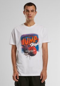 Balta kokvilnas T-krekls ar krāsainu grafikas druku, kurā attēlots basketbola riņķis, teksts "JUMP High" un "Rucker Park, NYC, 158th Street."