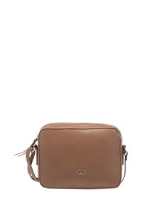 Borsa a tracolla in pelle marrone con forma rettangolare, superficie texturizzata, accessori in tonalità argento e un logo accentato sulla parte frontale.