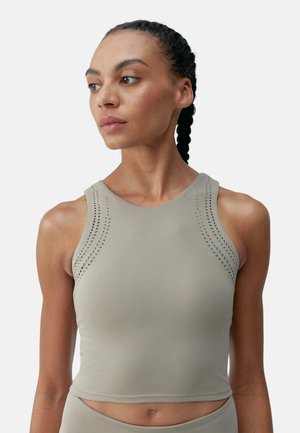 Vaaleanharmaa urheilullinen crop-top, jossa on rei'itetyt olkaimet, pyöreä kaula-aukko ja tiukka muotoilu liikkumisvapauden takaamiseksi.
