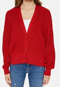 Roter, gestrickter Cardigan mit tiefem V-Ausschnitt, Knopfverschluss, gerippten Bündchen und Saum. Hat eine lockere Passform und strukturierte Stoffe.