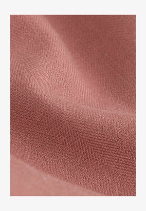 Un matériau textile avec une surface douce et texturée dans une teinte rose atténuée, arborant un subtil motif diagonal et une sensation de douceur.
