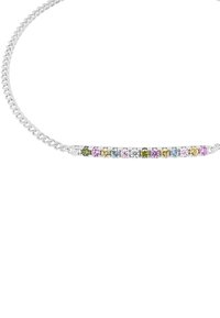 Bracciale in argento con una fila di pietre preziose multicolori, tra cui rosa, verde e blu, incastonato in un design elegante e minimalista.