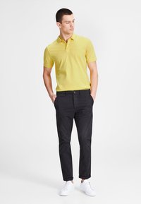 Jack & Jones JJEBASIC musztardowy