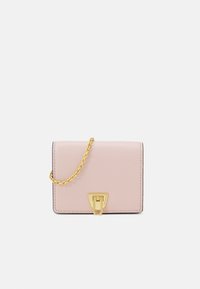 Portafoglio in pelle rosa con tracolla in catena dorata e chiusura dorata. Presenta una superficie texturizzata e dettagli di cucitura sui bordi per una maggiore durata.