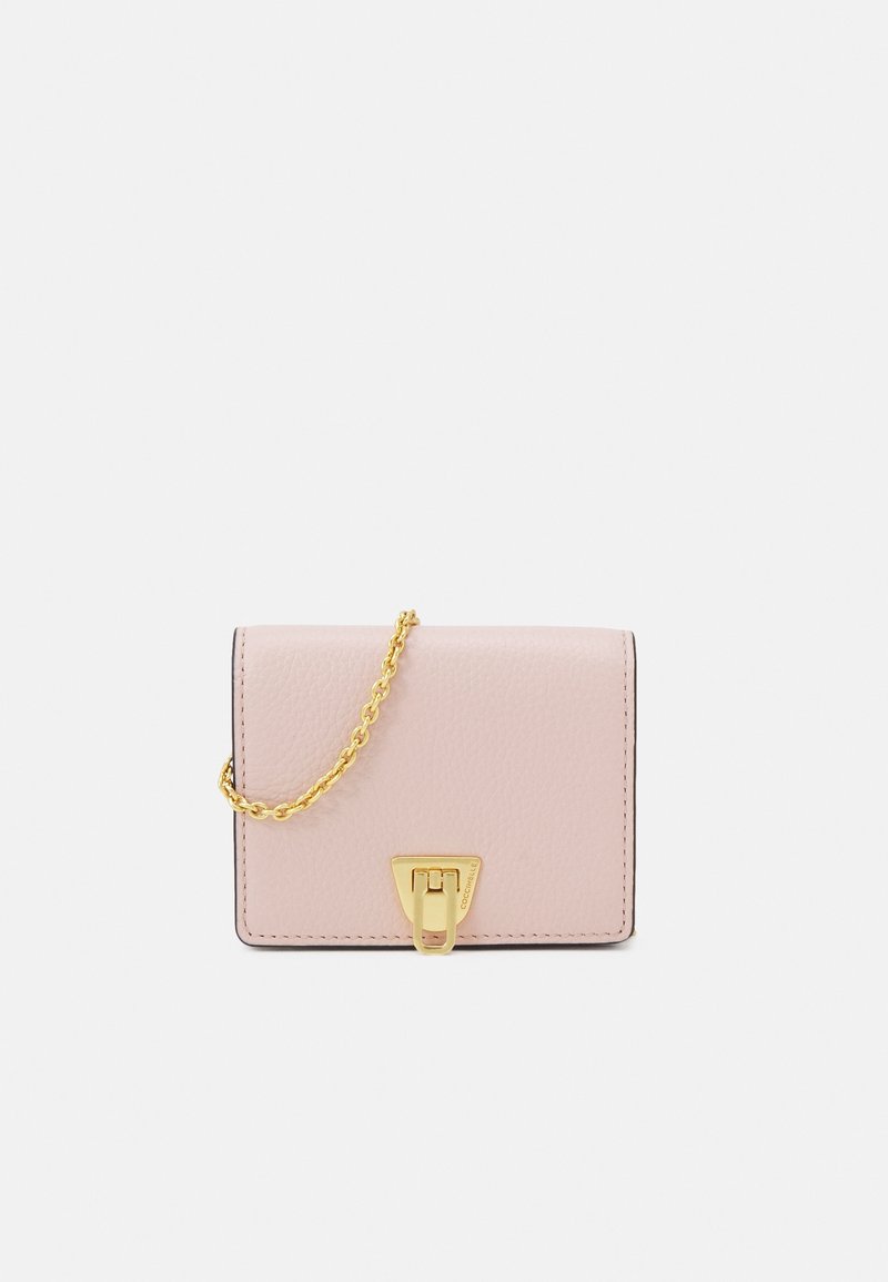 Portafoglio in pelle rosa con tracolla in catena dorata e chiusura dorata. Presenta una superficie texturizzata e dettagli di cucitura sui bordi per una maggiore durata.