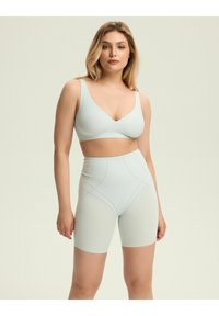 Jasnoniebieski stanik i szorty z wysokim stanem wykonane z gładkiego materiału. Zestaw posiada subtelne perforacje oraz bezszwowy krój.