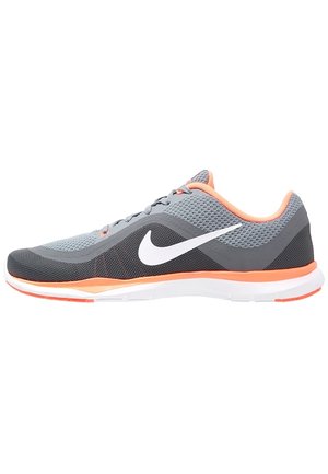 Szaro-pomarańczowy but do biegania Nike z białym logo swoosh, siateczkową cholewką i białą podeszwą z pomarańczowymi akcentami, widok z boku.