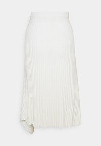 Bílé, žebrované midi sukně s asymetrickým lemem, s úzkým pasem a jemnou texturou. Ideální pro vrstvení nebo každodenní nošení.