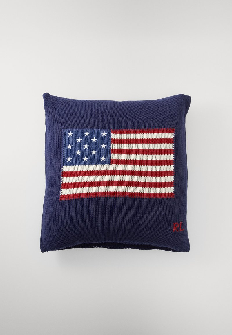 Firkantet navy pude med en broderet amerikansk flagdesign, med røde og hvide striber og hvide stjerner på en blå baggrund. Accenteret med "RL" i rød.