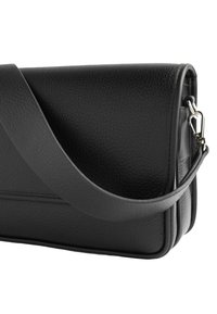 Czarna skórzana torba o teksturowanej powierzchni, z zakrzywionym paskiem i prostokątnym kształtem. Zawiera metalowy zatrzask do zamykania.