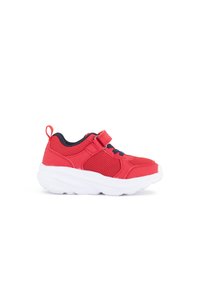 Scarpa sportiva rossa con tomaia in mesh e materiale sintetico. Presenta suola bianca, cinturino in velcro e dettagli blu. Punta arrotondata, design imbottito.