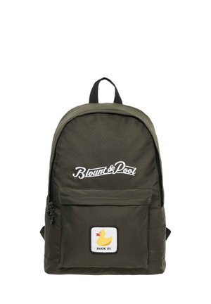 Sac à dos vert foncé avec le texte blanc « Blount & Pool » et un patch sur la poche avant montrant un canard jaune et la phrase « DUCK IT! »