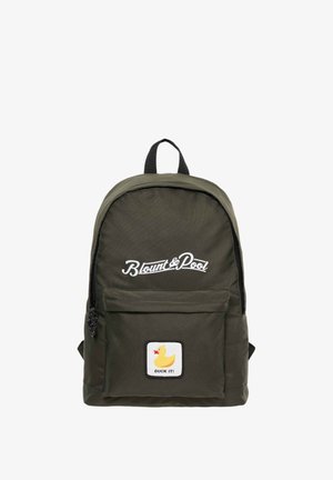 Sac à dos vert foncé avec le texte blanc « Blount & Pool » et un patch sur la poche avant montrant un canard jaune et la phrase « DUCK IT! »