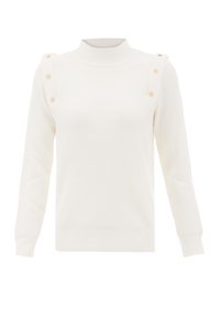 Maglione bianco a coste con collo alto, maniche lunghe e dettagli delle spalle con bottoni in una tonalità di legno chiaro a contrasto.