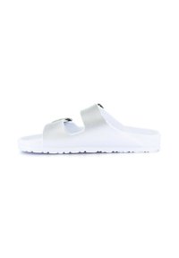 Sandal bianca con accenti argentati, caratterizzata da due ampie cinghie e una suola testurizzata. La parte superiore ha una finitura opaca e un design con retro aperto.