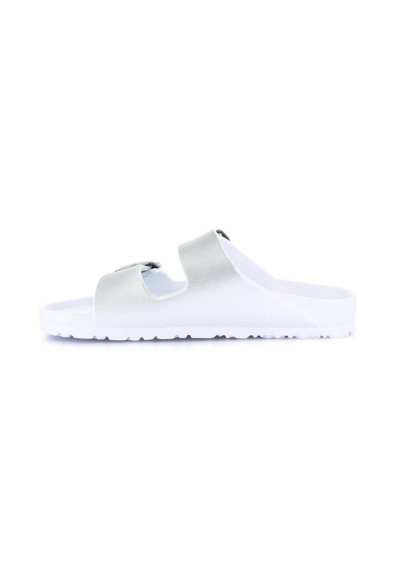 Sandal bianca con accenti argentati, caratterizzata da due ampie cinghie e una suola testurizzata. La parte superiore ha una finitura opaca e un design con retro aperto.