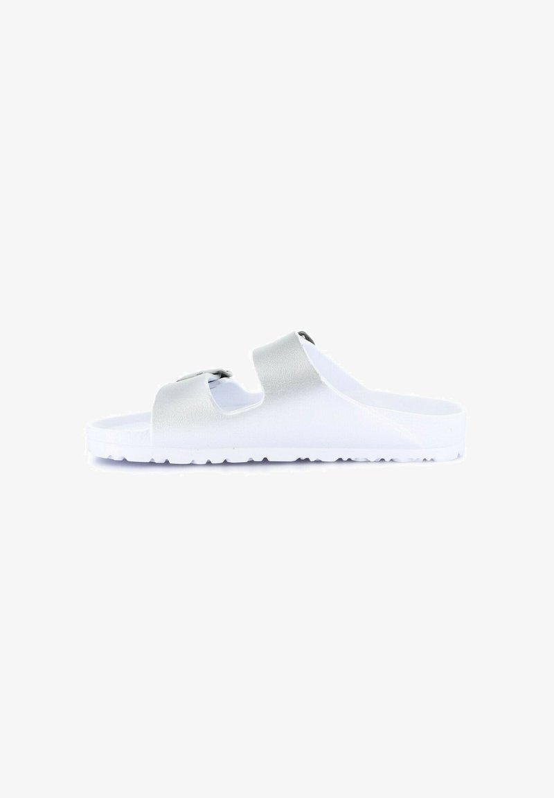 Sandal bianca con accenti argentati, caratterizzata da due ampie cinghie e una suola testurizzata. La parte superiore ha una finitura opaca e un design con retro aperto.