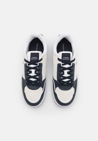 Sneaker bianchi e blu navy realizzati in camoscio e pelle, con un design perforato, lacci e una targhetta con logo sulla linguetta.