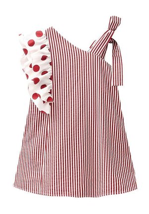 Robe sans manches rayée verticalement rouge et blanche avec une bretelle nouée sur une épaule et un tissu blanc volanté avec de gros pois rouges sur le côté.