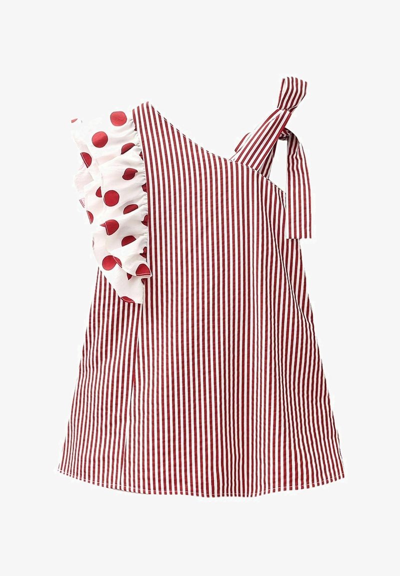 Robe sans manches rayée verticalement rouge et blanche avec une bretelle nouée sur une épaule et un tissu blanc volanté avec de gros pois rouges sur le côté.