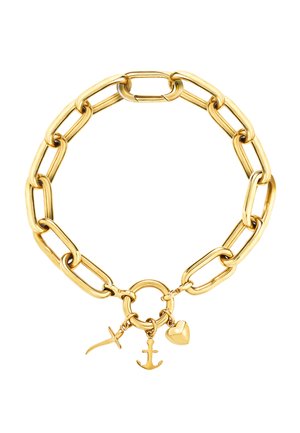 Guld kædearmbånd med overdrevne led, en rund lås og tre vedhæng: et anker, et kors og et hjerte. Glat, skinnende finish.