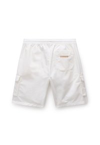 Weiße Cargo-Shorts mit einem elastischen Taillenbund, Seitentaschen und einer Gesäßtasche mit einem kleinen Logo-Patch. Glatter, leichter Stoff.