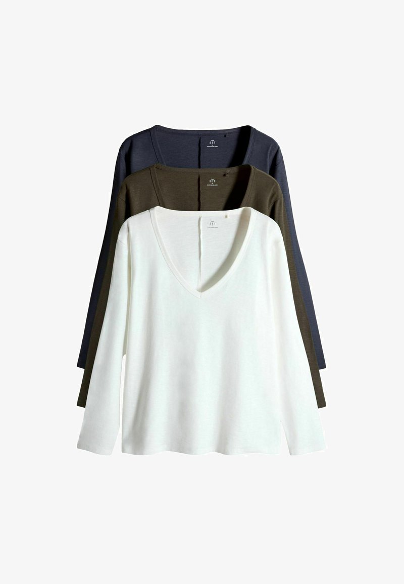 Drie langesleeve V-hals t-shirts horizontaal gerangschikt: wit, olijfgroen en marineblauw. Zachte stof, relaxte pasvorm en eenvoudig ontwerp.