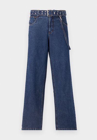 Jeans din denim bleumarin închis cu un design drept, prezentând o centură cu model și cu ochiuri din metal, împreună cu un bucle de centură asortat.