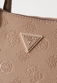 Guess CRESIDIA SOCIETY SATCHEL - Kabelka - dark taupe
