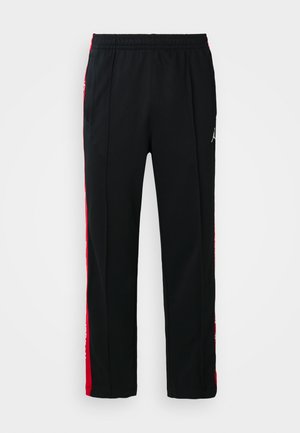 Sorte atletiske bukser med elastisk talje, røde side-striber og et lille hvidt Jumpman-logo på højre lår.