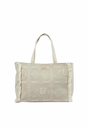 Bolsa tote beige con patrones geométricos blancos y de elefante, asas de tela y bordes deshilachados en los lados frontales, forma rectangular.
